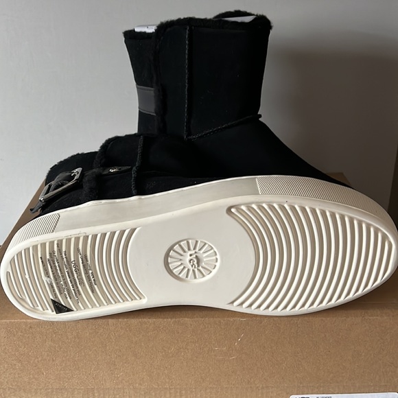 Ugg boots new in box ! Sz 7 black great present for any occasion. - Picture 5 of 7